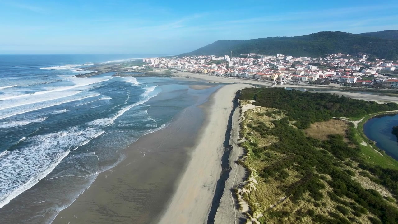 Vista aérea sobre Vila Praia de Âncora, norte de Portugal, mostrando praias de areia, ondas do oceano e o rio encontrando a costa atlântica.