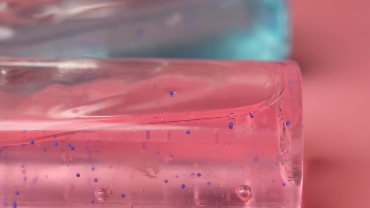 primer plano de las botellas de desinfectante para manos