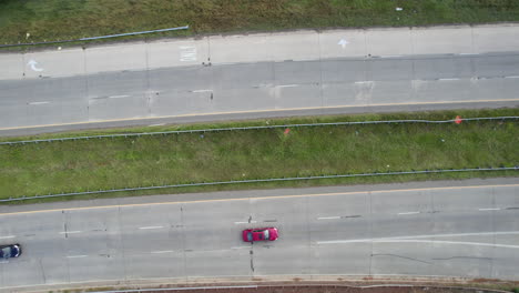 Aérea-Sobre-Autopista-Americana,-6-Carriles.-Zumbido