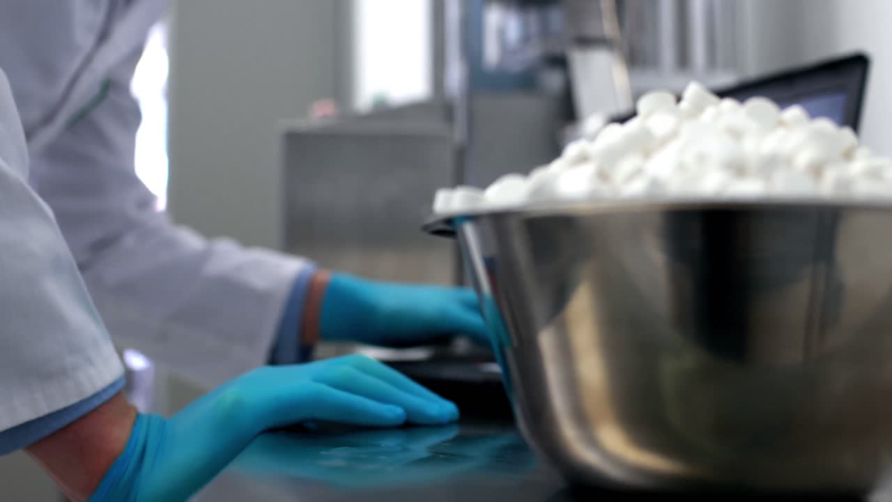 farmacéutico que usa maquinaria pesada para hacer medicamentos