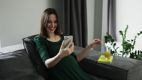 Mujer-Embarazada-Video-Chateando-Por-Teléfono-Móvil-En-Casa,-Cámara-Lenta