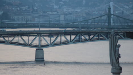 Verkehr-über-Der-Petöfi-Brücke-In-Budapest,-Zoom-Von-Weit-Entfernten-Autos-Und-Menschen