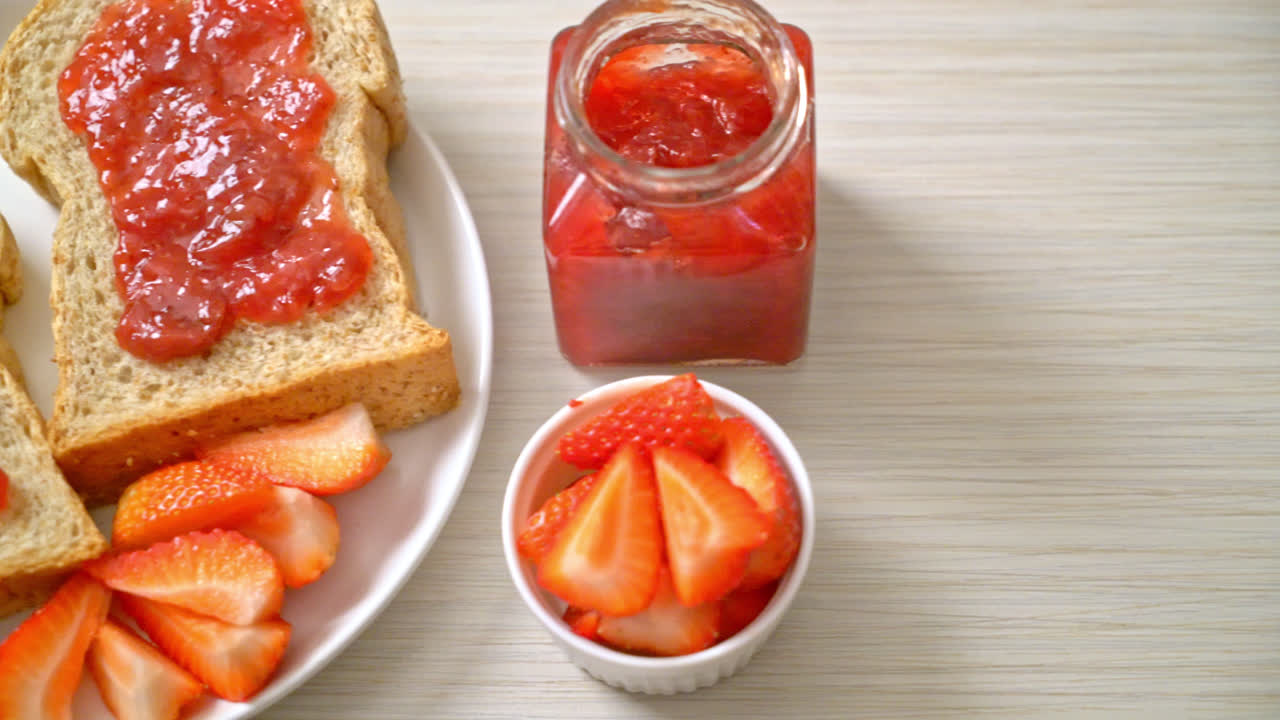 pan integral casero con mermelada de fresa y fresa fresca