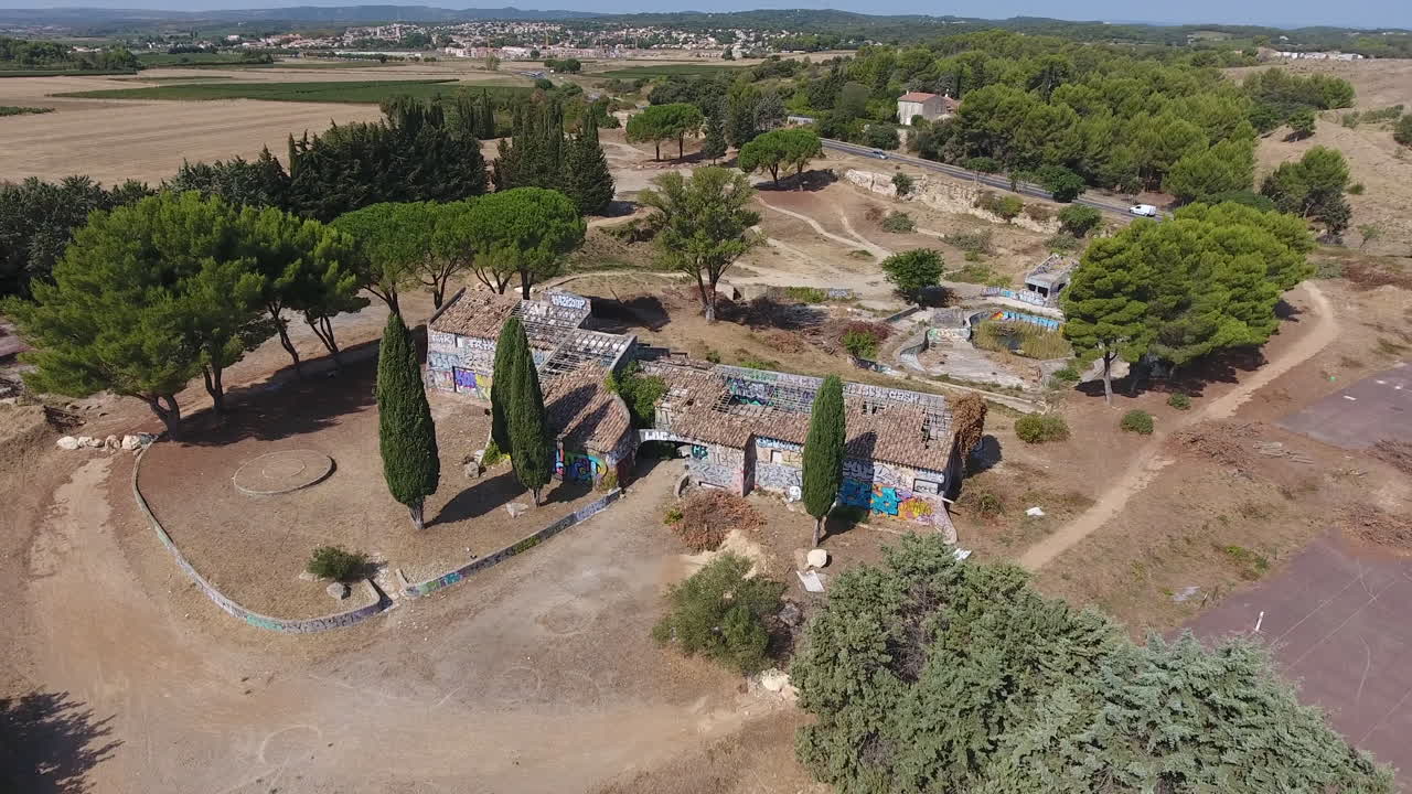Volo aereo intorno a una villa abbandonata con tegole rotte. Veduta aerea. Rovina, disastro.