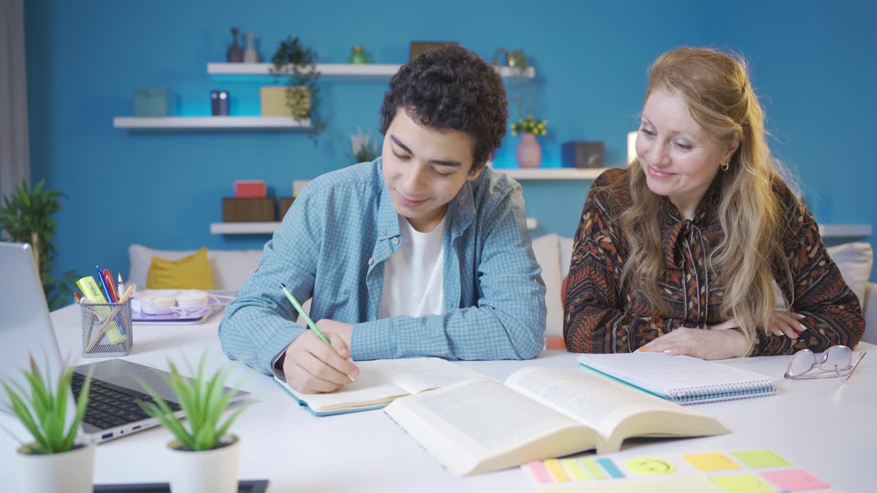madre y hijo felices y alegres.