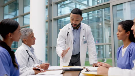 Médico,-Reunión-De-Equipo-Y-Hombre-Con-Discurso