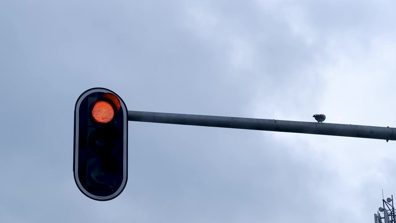 Semáforo vermelho em fundo de nuvens.