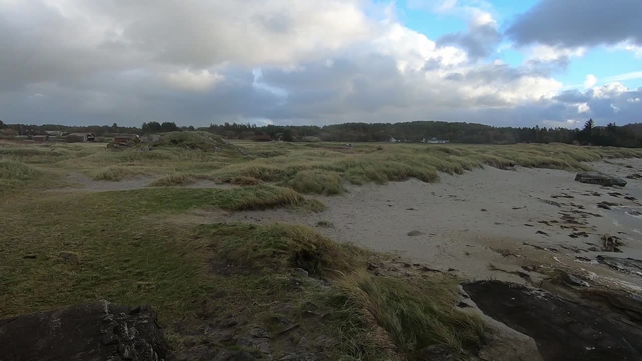 폭풍우 치는 오후 해변에서