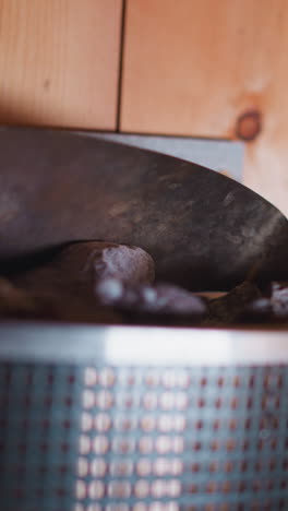 la mujer usa gotas de aceite esencial en la sauna de cerca. los aceites ayudan a crear aire en la sauna que afecta positivamente a los pulmones y crea un olor agradable para los visitantes