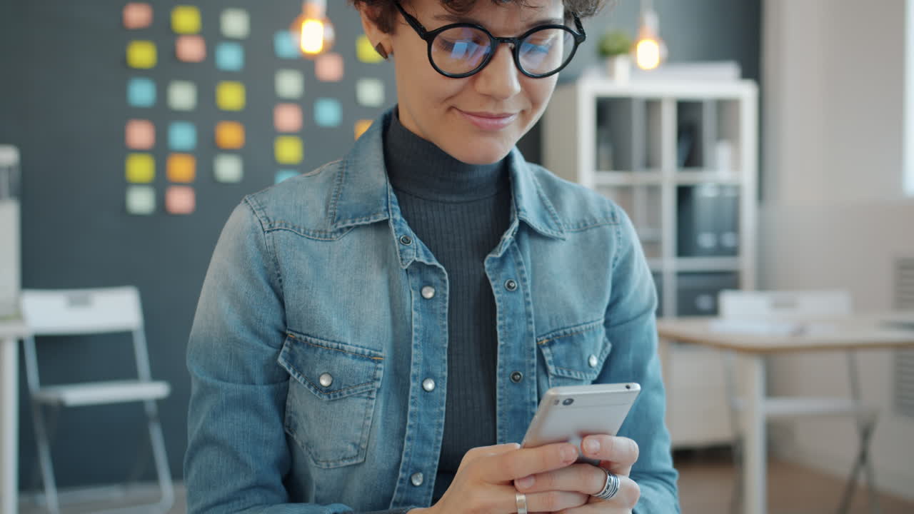 mujer usando teléfono inteligente en la oficina