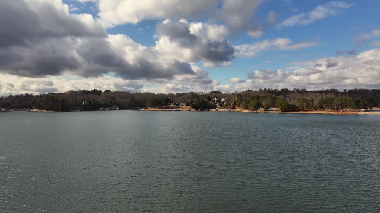 drone se acerca a la orilla del lago lanier cerca de cumming, georgia