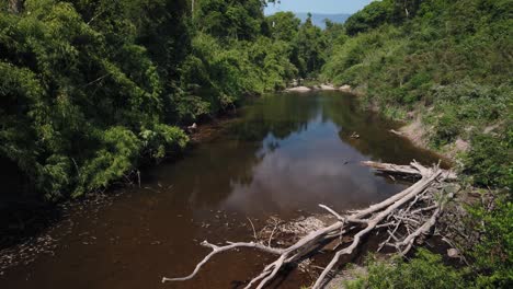 Lam-Takhong-Fluss,-Der-Von-Den-Bergen-Im-Khao-Yai-Nationalpark-Thailand-Herabfließt