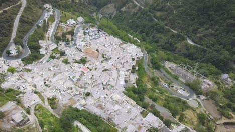 Toma-Aérea-Sobre-El-Pequeño-Pueblo-De-Pampaneira-En-Las-Alpujarras,-Granada