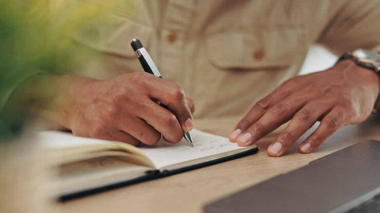 Mani, diario e primo piano di uomo che scrive
