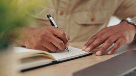 manos, diario y un hombre de primer plano escribiendo