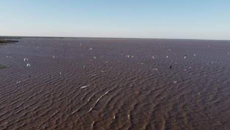 Impresionante-Foto-De-Kitesurfistas-En-El-Río-Al-Atardecer,-Zona-De-Vicente-López,-Buenos-Aires,-Río-De-La-Plata