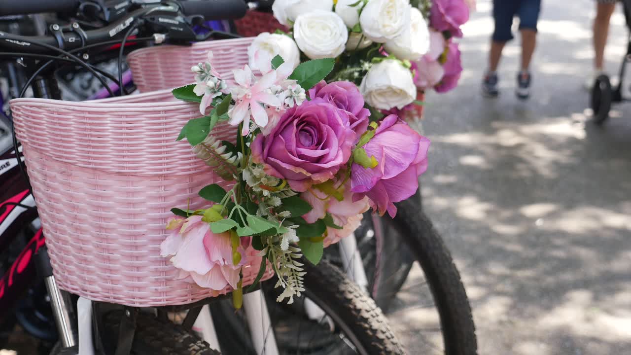 bicicleta rosa con flores en la canasta