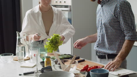 pareja feliz cocinando juntos en una cocina moderna