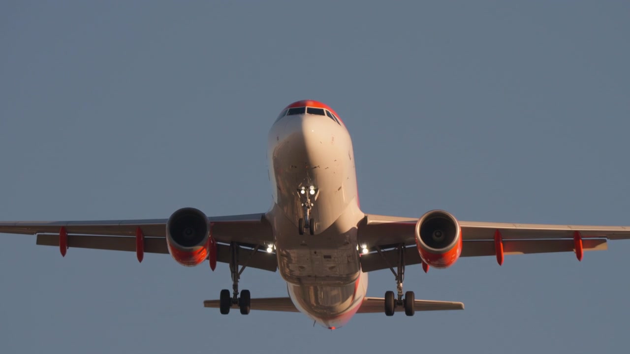 Grande aereo passeggeri in avvicinamento per l'atterraggio