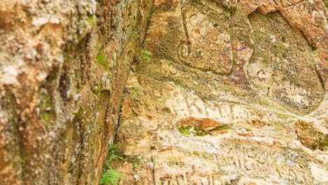 antiguas inscripciones y tallas dentro del parque nacional de gauja de letonia en la cueva de gutman