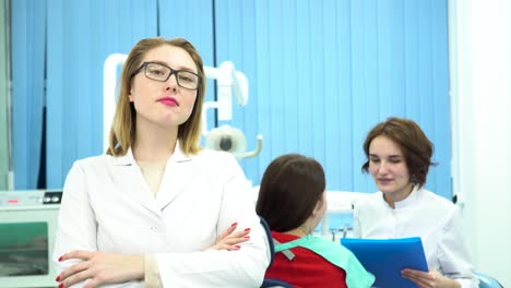 escena en el despacho del dentista.