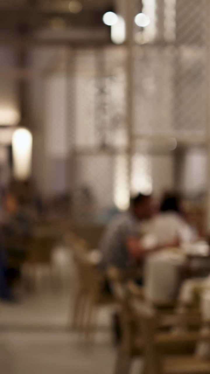 뜨거운 조명과 우아한 장식, 역동적이고 흐릿한 스타일로 포착된 고객과 직원들과 함께 활기찬 레스토랑