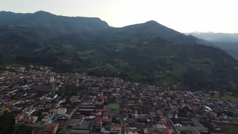 vista aérea de la aldea montañosa de jardín en los andes del norte de colombia