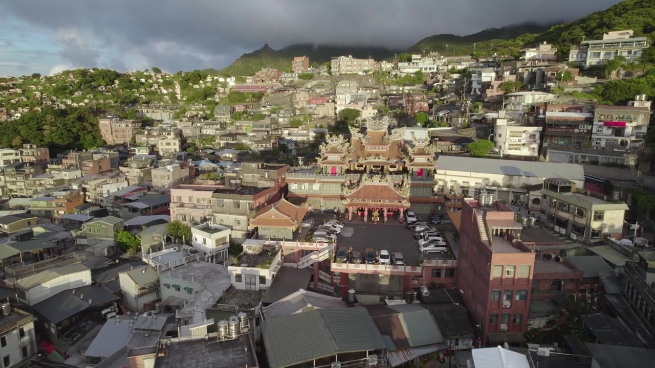 Veduta aerea della città vecchia di Jiufen sulla costa orientale di Taiwan, che si affaccia sul Pacifico, un bellissimo villaggio collinare su una montagna e una famosa strada antica, una popolare destinazione turistica in Asia.
