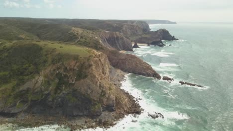 Drohne-Fliegt-Entlang-Der-Küste-In-Portugal---Algarve-5