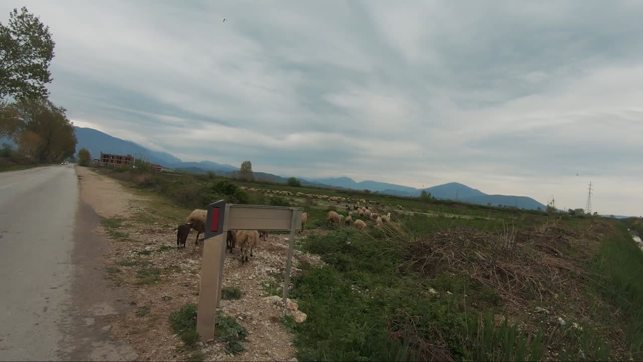 manantial de agua de la carretera, agua azul en el ojo azul cerca de sarande en albania, lugares cinematográficos