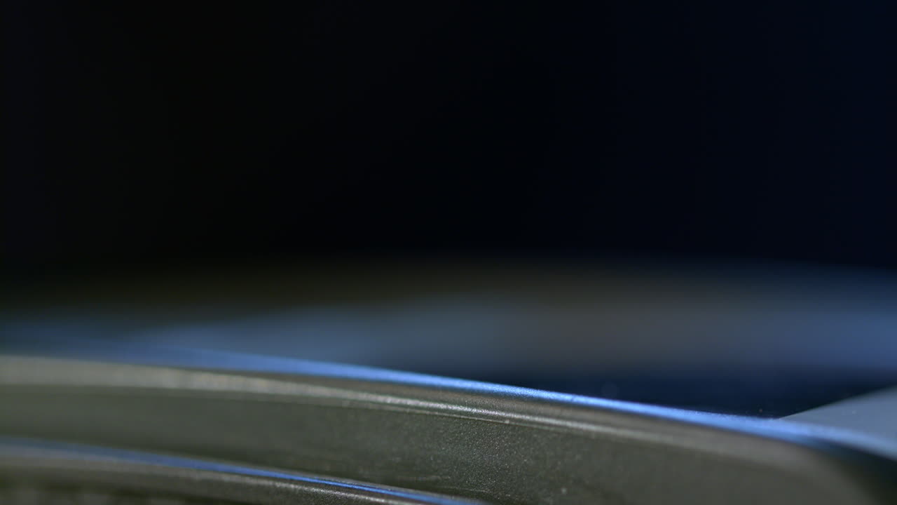 pago con tarjeta de crédito. mano humana con tarjeta de crédito deslizar a través de la terminal