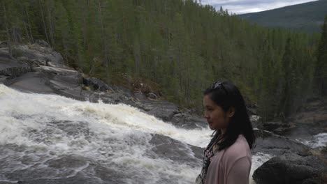 Mädchen,-Das-An-Einem-Wasserfall-Steht