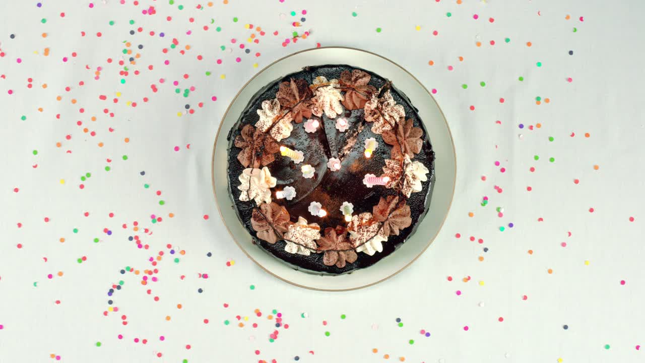 열 개의 불이 켜진 생일 케이크