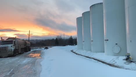 amanecer en el depósito de combustible: una vista panorámica de los tanques de combustible y los camiones