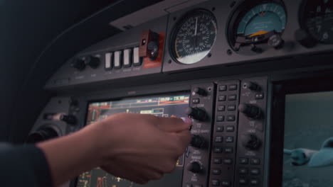 Pantalla-De-Navegación-En-El-Tablero-De-Control-Del-Avión.-Sistema-De-Navegación-De-Avión