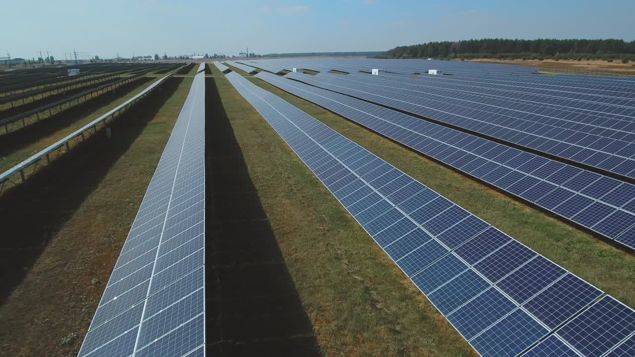 Vedvarende solenergi. Filmet med drone.