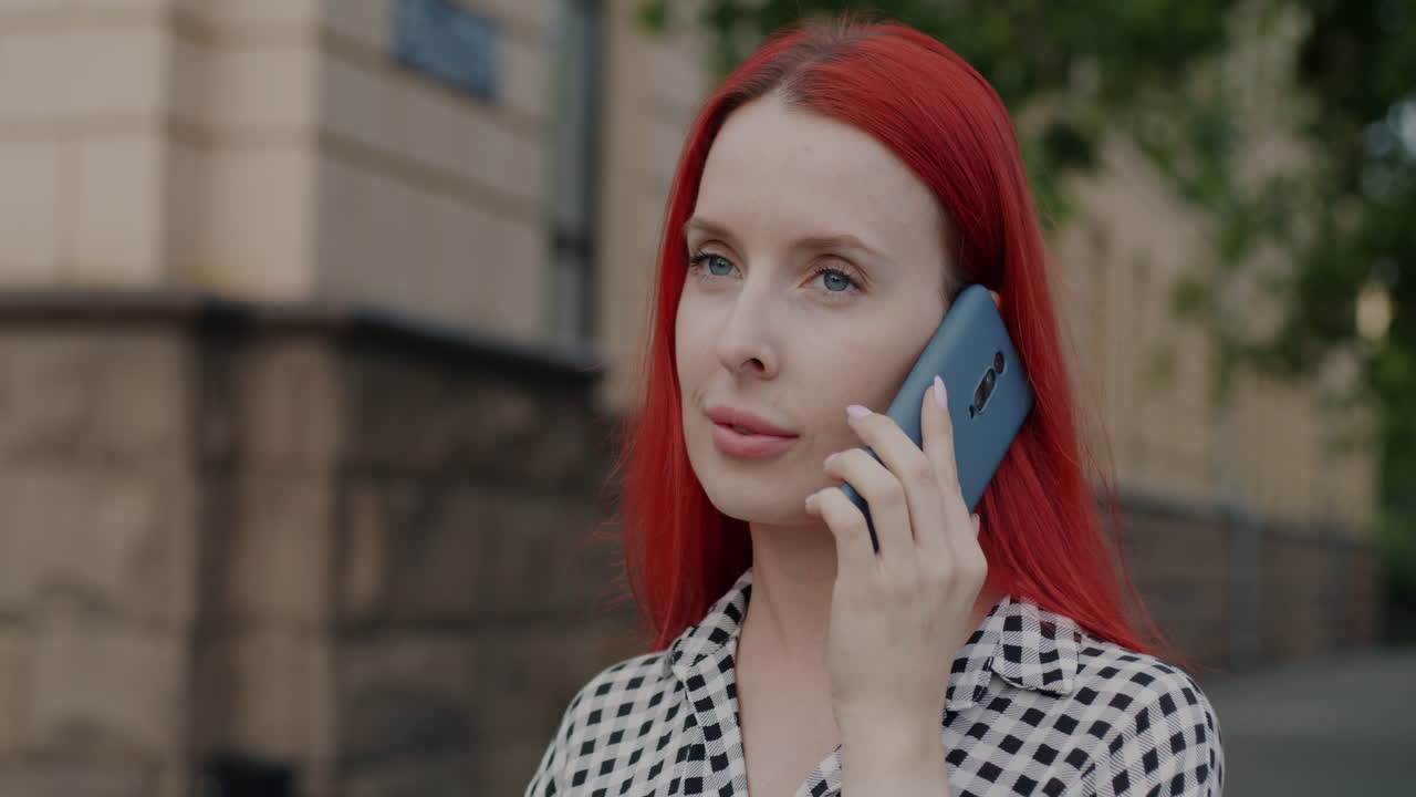 도시에서 전화로 얘기하는 여자