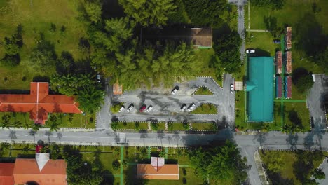 imágenes cinematográficas de drones de efluentes residenciales de molinos de aceite de palma consisten en edificios, casas, carreteras principales e infraestructura rodeadas de deforestación de árboles de aceite de palma ubicados en indonesia en full hd