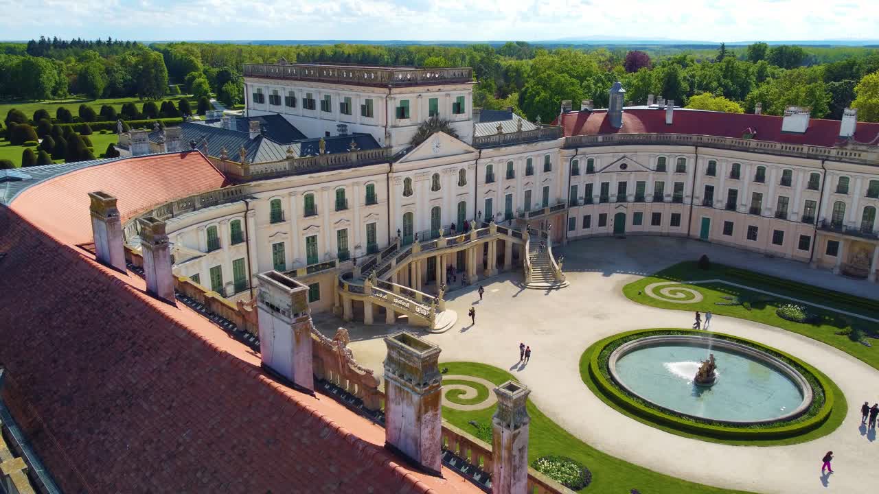 el palacio de estherhazy en fertod, hungría, vista panorámica desde un avión no tripulado