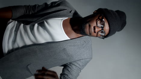 hombre negro hipster bailando en el humo