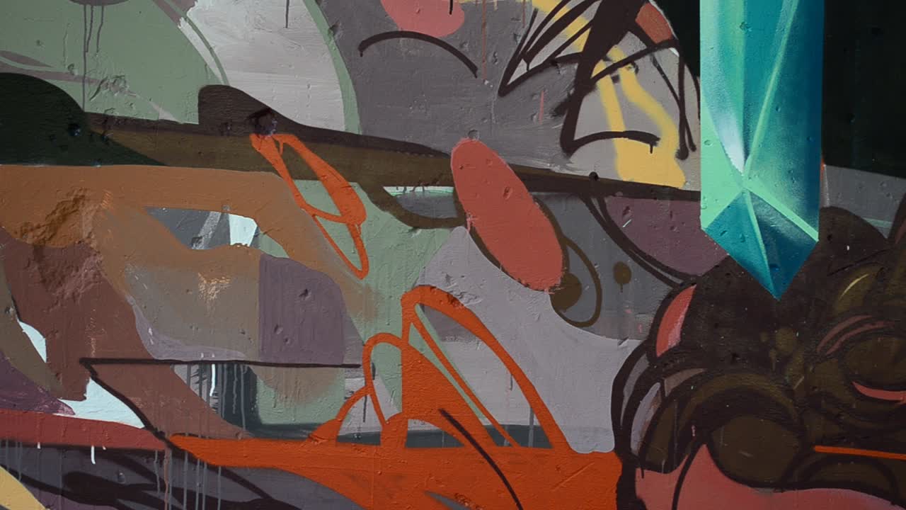 Graffiti su una recinzione, uno sfondo. L'artista disegna graffiti