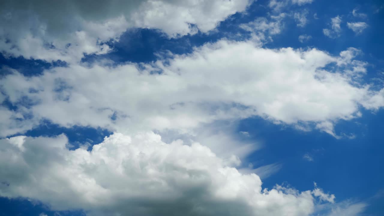 las nubes se mueven en el cielo azul.