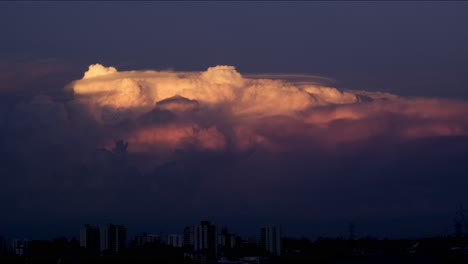 formación de nubes de material de archivo 4k en puesta de sol cinematográfica