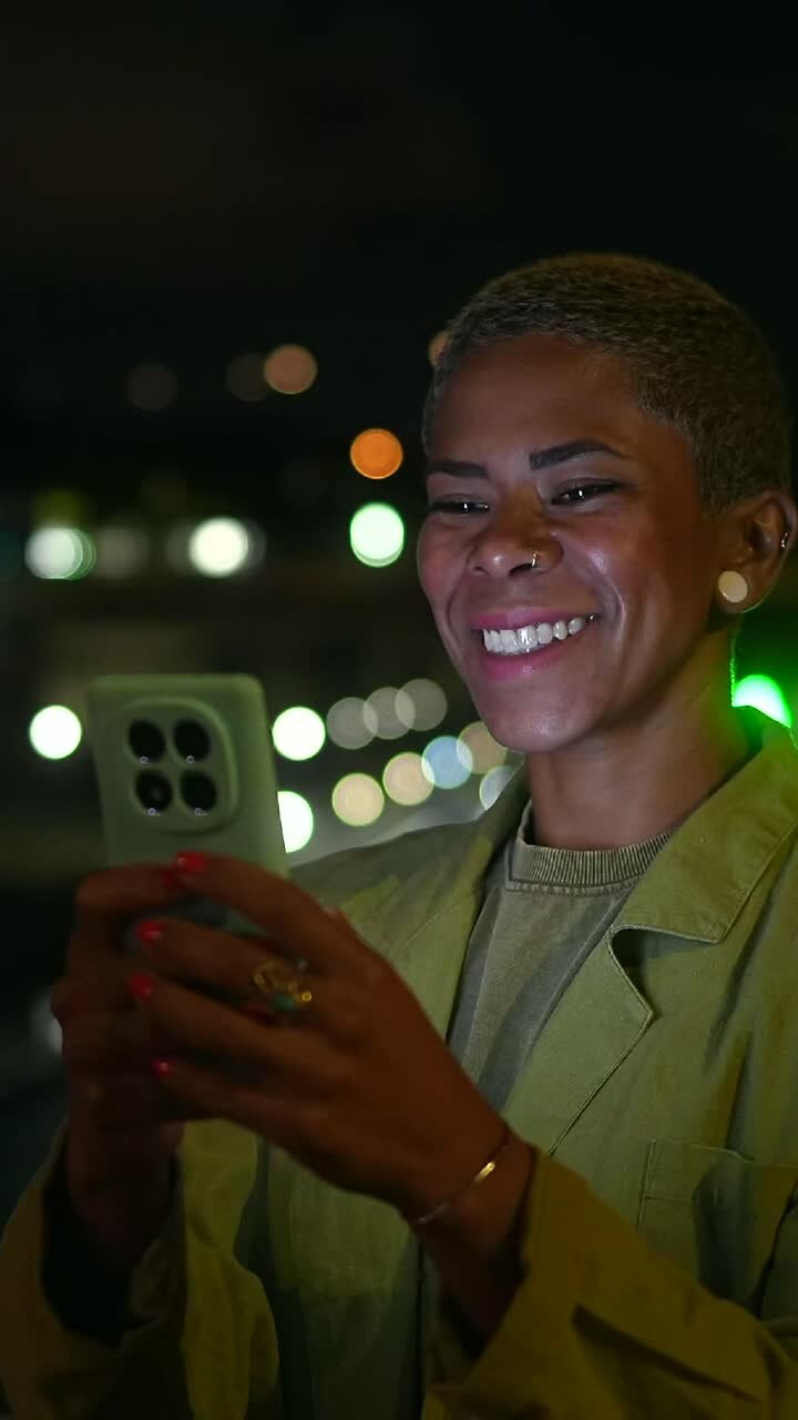 mujer usando teléfono inteligente por la noche