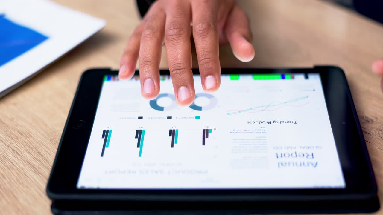 mano de hombre, tableta y datos en la oficina para el informe