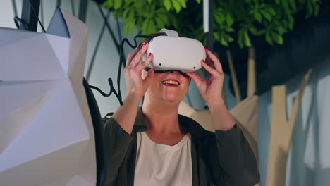 Mujer-Joven-Con-Casco-De-Realidad-Virtual-Disfrutando-De-La-Experiencia-Vr,-Toma-De-ángulo-Bajo