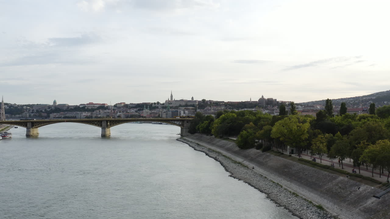 항공 - 마가렛 다리와 섬, 다뉴브 강, 부다페스트, 헝가리, 트럭 왼쪽