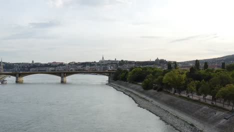 Antena---Margaret-Puente-E-Isla,-Río-Danubio,-Budapest,-Hungría,-Camión-A-La-Izquierda