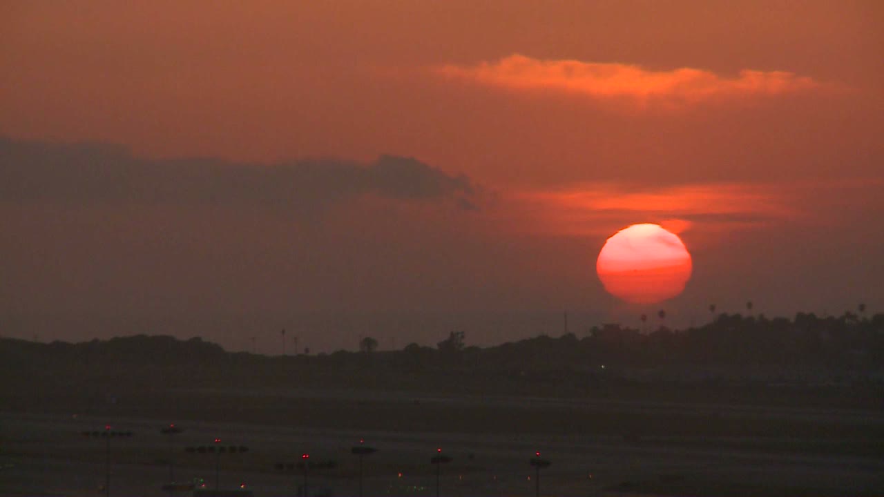 태양의 주황색 공은 라 언덕 뒤에 설정