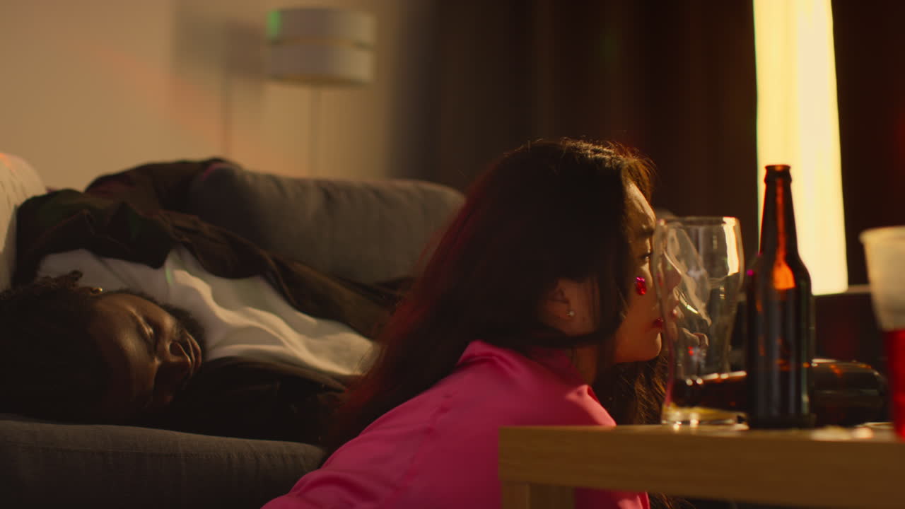 pareja despertando en el sofá después de beber alcohol en la fiesta de la casa sufriendo de resaca 4